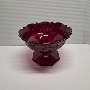 Bergkristallblomma i depressionsglas med rubinröd fot, skål 18 x 13 cm