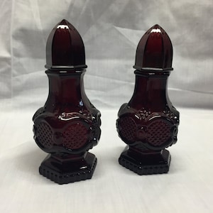 エイボン ケープコッド ルビー ソルト＆ペッパーシェーカー