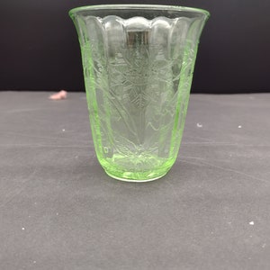 Groene platte kerstster met bloemen 4 1/2&quot; van Jeannette Groen depressie uraniumglas vintage glaswerk