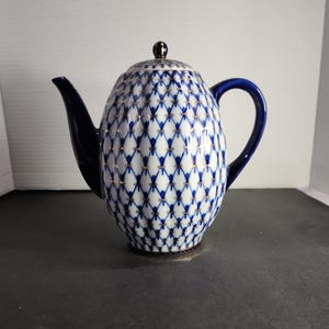Cafetera o tetera de 1 litro (36 oz), color azul cobalto con detalles en oro blanco, fabricada en Rusia.