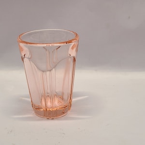 Op de afbeelding: Een heldere roze glazen tumbler met een geribbeld ontwerp.