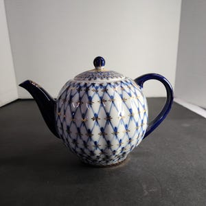 Bule pequeno russo Lomonosov em azul cobalto e dourado. Tem capacidade para 650 ml e mede 14 cm de altura.