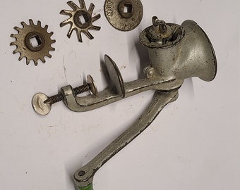 Antiguo universal en miniatura picadora de carne molinillo de carne w / 3 cortadores