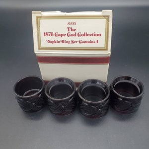 Juego de 4 servilleteros Avon Cape Cod Ruby en caja original.