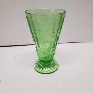 Groene bloemenpoinsettia depressie glazen limonade 5 1/4&quot; beker op voet