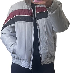 Vintage Chevron gestreifte Grau-Pufferjacke 1980er Grau gestreifte Steppjacke 80er Jahre Hipster Puffy Jacke