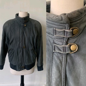 Vintage Leder Bomberjacke 1980er Jahre verblasster blau grauer Ledermantel 80er Jahre Hipster Distressed Lederjacke