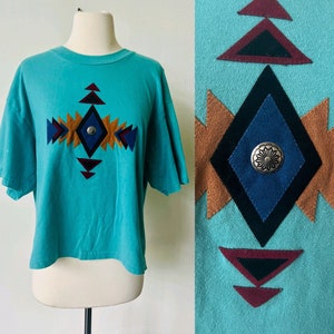 Vintage Southwestern Cropped Türkis T-Shirt 1990er Jahre Faux Wildleder Bolero Krawatte Shirt 90er Western Wear Crop Top Shirt