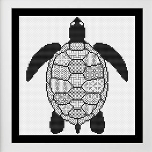 Könnte beinhalten: Schwarzweißes Kreuzstichmuster einer Schildkröte mit einem geometrisch gemusterten Panzer.