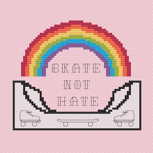 Könnte beinhalten: Ein rosa Hintergrund mit einem Regenbogenbogen über einer Schwarzweißillustration einer Halfpipe mit Skateboards und dem Text "Skate not hate".