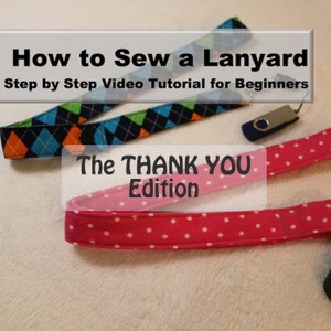 Puede incluir: Dos cordones de tela, uno con un patrón de rombos azul, verde, naranja y blanco y otro con tela rosa con lunares blancos. El texto "How to Sew a Lanyard Step by Step Video Tutorial for Beginners The THANK YOU Edition" se muestra sobre los cordones.