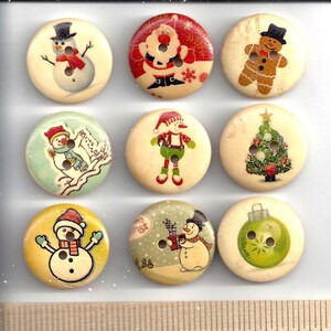 May include: Set of 8 wooden Christmas buttons featuring various designs, including a snowman, Santa Claus, a gingerbread man, a Christmas tree, and a bauble. The buttons are approximately 2.5 cm in diameter.