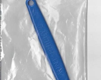 Aunt Philly's Toothbrush RUG NEEDLE - Fabric Strip Rugs Tool - Rag Rug Needle - Craft Needle - Notion