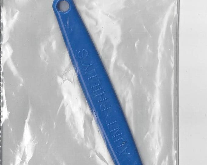 Aunt Philly's Toothbrush RUG NEEDLE - Fabric Strip Rugs Tool - Rag Rug ...