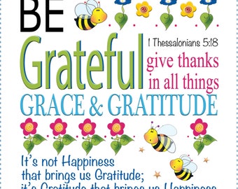 Könnte beinhalten: Ein farbenfrohes inspirierendes Zitat mit Bienen und Blumen. Das Zitat lautet "BE Grateful GRACE & GRATITUDE It's not Happiness that brings us Gratitude; it's Gratitude that brings us Happiness." Der Bibelvers "1 Thessalonians 5:18 give thanks in all things" ist ebenfalls enthalten.