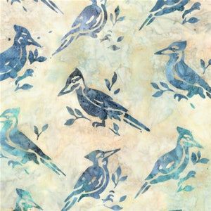 ナチュラルバードバティック生地 - キツツキ - ブルージェイズ - ロバート・カウフマン作 - 野生動物保護区 - ノベルティ - 100%コットン ~ キルトショップ品質