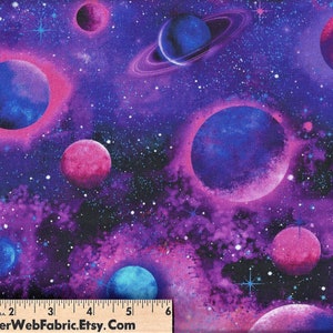 Könnte beinhalten: Lila und rosa Weltraum-Stoff mit einem sich wiederholenden Muster aus Planeten und Sternen. Der Stoff zeigt eine Vielzahl von Planeten in verschiedenen Blautönen und Rosa sowie eine Streuung von weißen Sternen. Der Stoff ist perfekt für Quilten, Basteln und andere kreative Projekte.