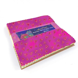 Peut inclure: Un paquet de 42 carrés de tissu rose avec un motif de triangles dorés. Les carrés sont étiquetés "Shellseeker - 500212 - 5" carrés - 42 pièces - Judi Bunch".