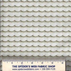 Può includere: Tessuto bianco con un motivo ripetuto di onde a scalare marroni e piccoli punti neri. Il tessuto è misurato con un righello che riporta "The Spider's Web Fabric Shop" e un indirizzo web e un numero di telefono.
