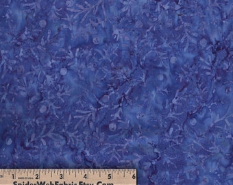 Op de afbeelding: Blauwe stof met een batikontwerp. De stof heeft een patroon van lichtblauwe bloem- en cirkelvormen tegen een donkerblauwe achtergrond. De stof wordt in inches gemeten.
