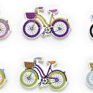 Può includere: Sei bottoni di legno colorati a forma di biciclette con cestini. Ogni bottone presenta uno schema di colori e un design diversi.