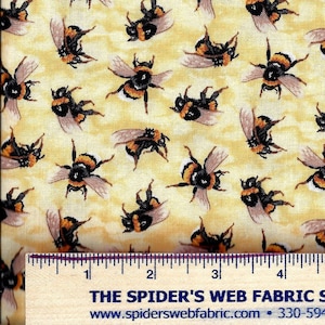 Puede incluir: Tela amarilla con un patrón repetido de abejorros negros y amarillos. Las abejas están en varias posiciones, con las alas extendidas. La tela tiene un fondo amarillo claro. El texto "THE SPIDER'S WEB FABRIC" es visible en la parte inferior.