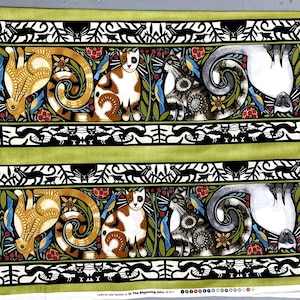 Può includere: Un pannello di tessuto in cotone con un motivo orizzontale ripetuto di gatti nei toni dell'arancione, bianco e grigio, intervallati da uccelli blu e fiori rossi. Il design include sagome di gatti bianche e nere e strisce verdi.