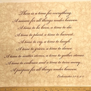 Puede incluir: Papel beige con un patrón texturizado y escritura marrón oscuro. El texto incluye una cita de Eclesiastés 3:1-2, 4-5, con frases como "Tiempo de nacer, tiempo de morir" y "Un propósito para todas las cosas bajo el cielo."