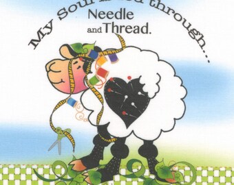 Könnte beinhalten: Ein weißes Schaf mit schwarzen Beinen und einem herzförmigen Nadelkissen auf der Brust. Das Schaf ist umgeben von buntem Garn, einem Maßband und einer Schere. Der Text "My soul is fed through Needle and Thread." ist in einer verspielten Schriftart über dem Schaf geschrieben.