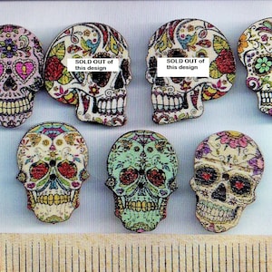 BOUTONS CRANE EN BOIS - Halloween - crâne en sucre - têtes de squelette - gothique des fêtes - 2 trous plats à coudre peints Le prix est par bouton