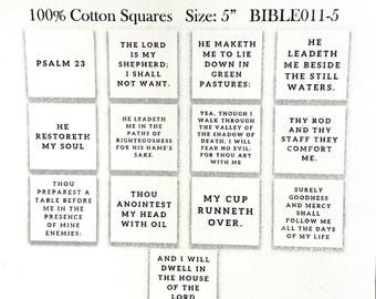 Könnte beinhalten: Vorgeschnittene Quiltquadrate mit Versen aus Psalm 23. Die Quadrate sind 12,7 cm groß und bestehen aus 100 % Baumwolle. Jedes Quadrat zeigt einen anderen Vers, schwarz auf weißem Hintergrund gedruckt. Das Produkt ist mit BIBLE011-5 gekennzeichnet.