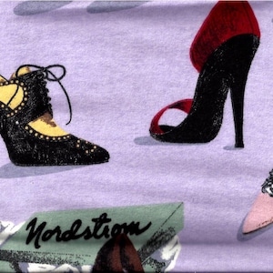 Puede incluir: Una tela morada con un patrón repetido de zapatos negros y amarillos, zapatos rojos y zapatos rosas. La tela también tiene una caja verde con la palabra "Nordstrom" impresa en ella.