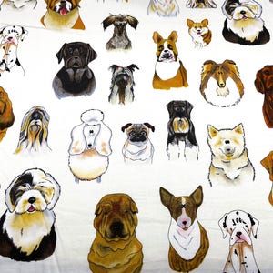 以下が含まれることがあります： 様々な犬種の繰り返しのパターンが描かれた白い生地。犬は、様々な色とパターンで漫画風に描かれている。