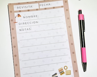 Puede incluir: Un bloc de notas marrón claro con un patrón de lunares y un interior blanco rayado. El bloc de notas tiene las palabras "Revisita" y "Fecha" en la parte superior, seguidas de las palabras "Nombre", "Direccion" y "Notas". Hay una pequeña ilustración de una lámpara de escritorio en la esquina superior izquierda y una pila de cinta washi en la esquina inferior derecha.
