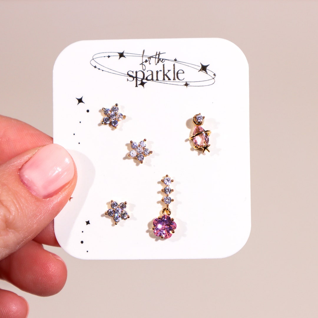 Juego De Joyas: Pendientes De Tachuela Cuadrados Con Brillo Arcoíris + Collar A Juego - Sin Níquel