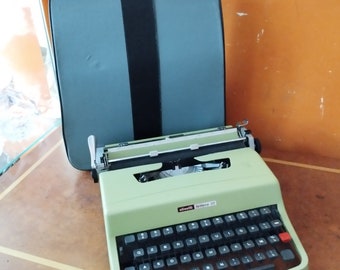 Olivetti Lettera 32 green typewriter with case Design Nizzoli Moma New York genuine Italian design 1970s