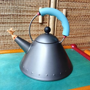 Théière Michael Graves Alessi 18/10 sifflet de bouilloire coloré en acier inoxydable Made in Italy années 1980
