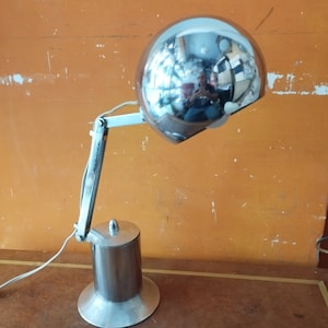 Candeeiro de mesa articulado com design cromado fabricado na Itália na década de 1970