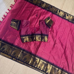 Sari med sydd blus - Rutig Gadwal med elefantkant och Zari Pallu. Omsluter och faller riktigt bra. Fylls lätt och är lätt.