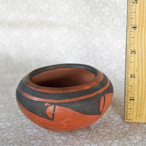 HOPI STONEWARE BOWL – Red Clay Finish with Traditional Black American Indian Designs: Very Good Condition for a Mid 1900’s Collectible!