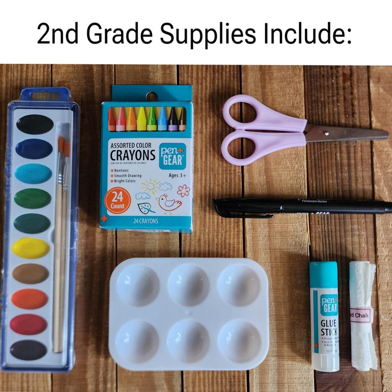Może przedstawiać: Zestaw materiał&oacute;w szkolnych dla klasy 2, w tym zestaw akwareli, kredki, nożyczki, marker, paleta do malowania, sztyft kleju i kreda. Tekst "2nd Grade Supplies Include:" znajduje się u g&oacute;ry obrazu.
