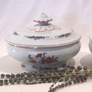 Vintage rare Vista Alegre porcelain tureen (1970s), Blue and red design.