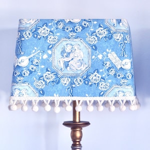Abażury w stylu vintage Toile de Jouy: ręcznie robiona angielska bawełna, wykończenia z pomponami
