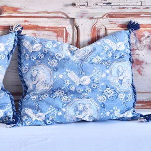 Vintage Franse blauwe Toile de Jouy-kussens: handgemaakt paar uit de jaren 80
