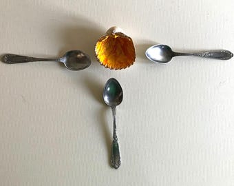 Set di 3 cucchiai da dessert antichi francesi in alpaca placcati in argento, fine XIX secolo / inizio XX secolo