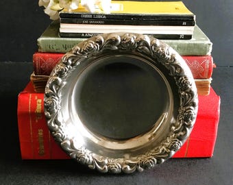Lot - A GROUP OF FIVE SILVER PLATED SERVING PIECES, AMERICAN AND ENGLISH, CIRCA 1890-1950