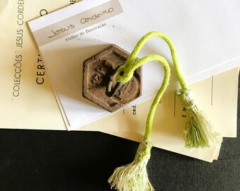 Pisapapeles de hierro vintage de 500 g - Accesorio de escritorio rústico industrial con cordón decorativo (1930)