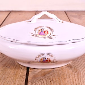 Vintage ovale Terrine aus den 1940er-50er Jahren - weißes Porzellan mit goldenen Details und mittelalterlicher Paarszene