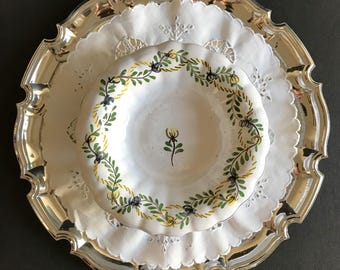 Vintage glasierte Keramik Platte mit gewelltem Rand – von Ceramarte, Portugal (1980s), handbemalt