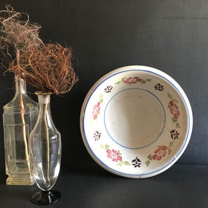 Lavabo antiguo de loza portuguesa pintado a mano. Decoración rústica y wabi sabi.